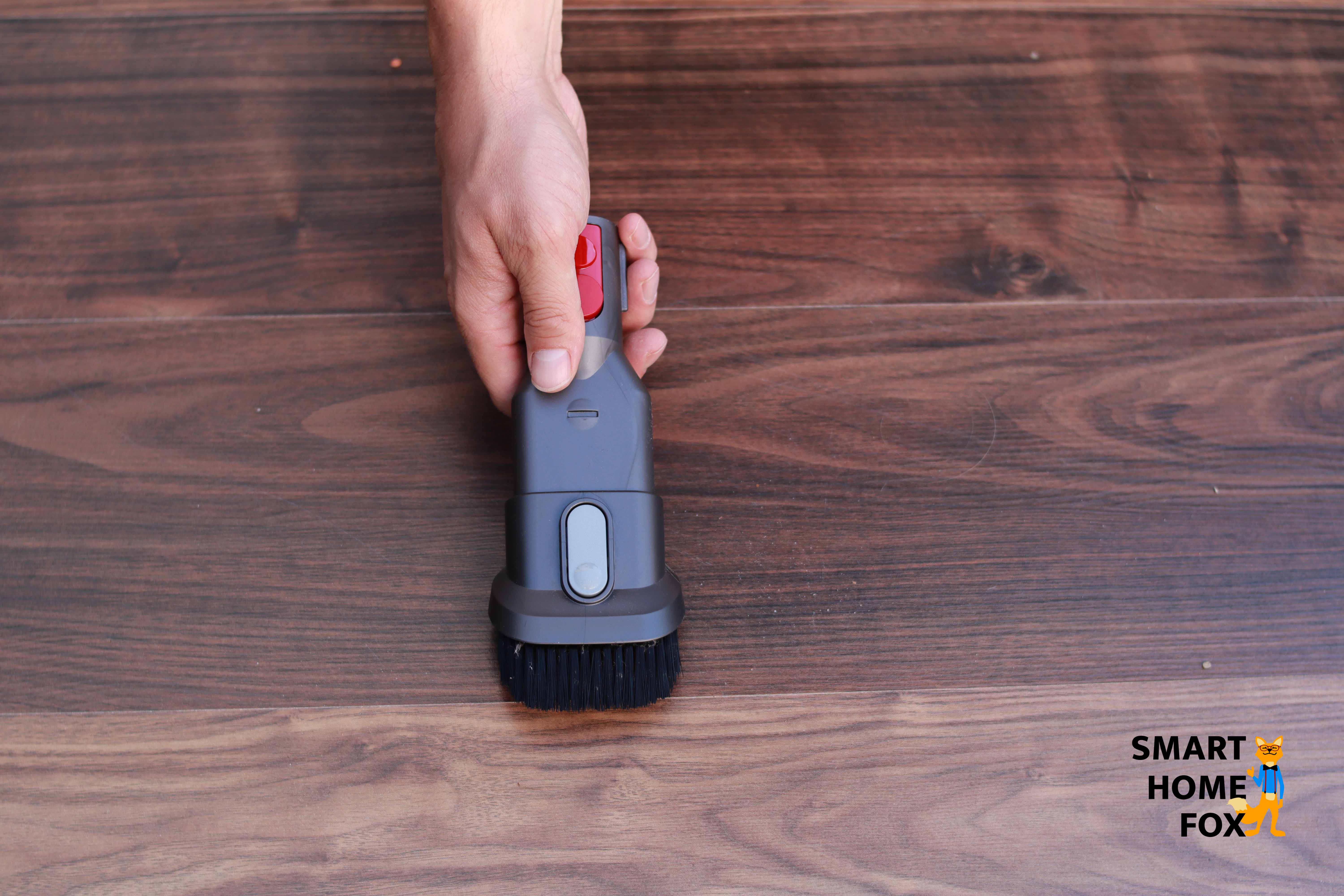 Das Multitool des Dyson V7 Motorhead mit ausgefahrener Bürste